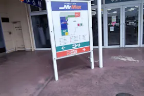 【ミスターマックス 山鹿店】美容ピュア前広場 キッチンカーや食品販売に最適な総合ディスカウントストアの催事イベントスペース