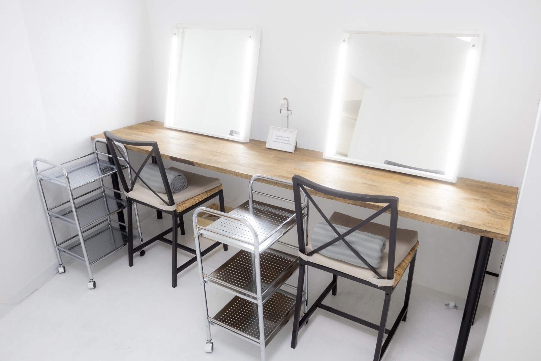 ヘアメイクに便利なワゴンも用意。