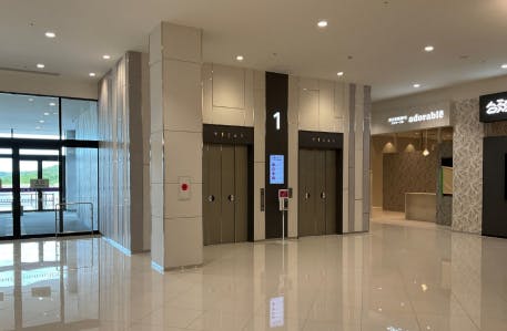 【イオンモール土岐】モール内広告 エレベーターの画像