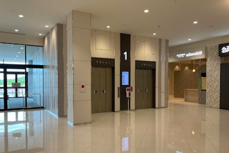 【イオンモール土岐】モール内広告 エレベーターの画像1