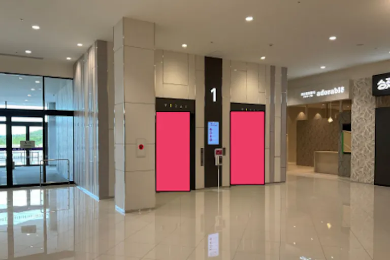 【イオンモール土岐】モール内広告 エレベーターの画像2