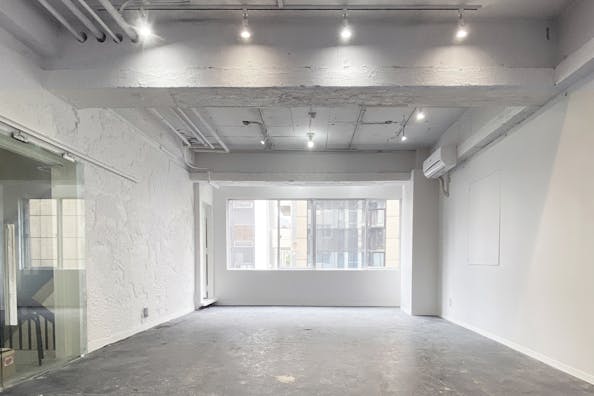 【渋谷駅6分/3F】展示会やアパレルのPOPUPなどに最適な明るい白い内装の稼働壁が便利なスペース