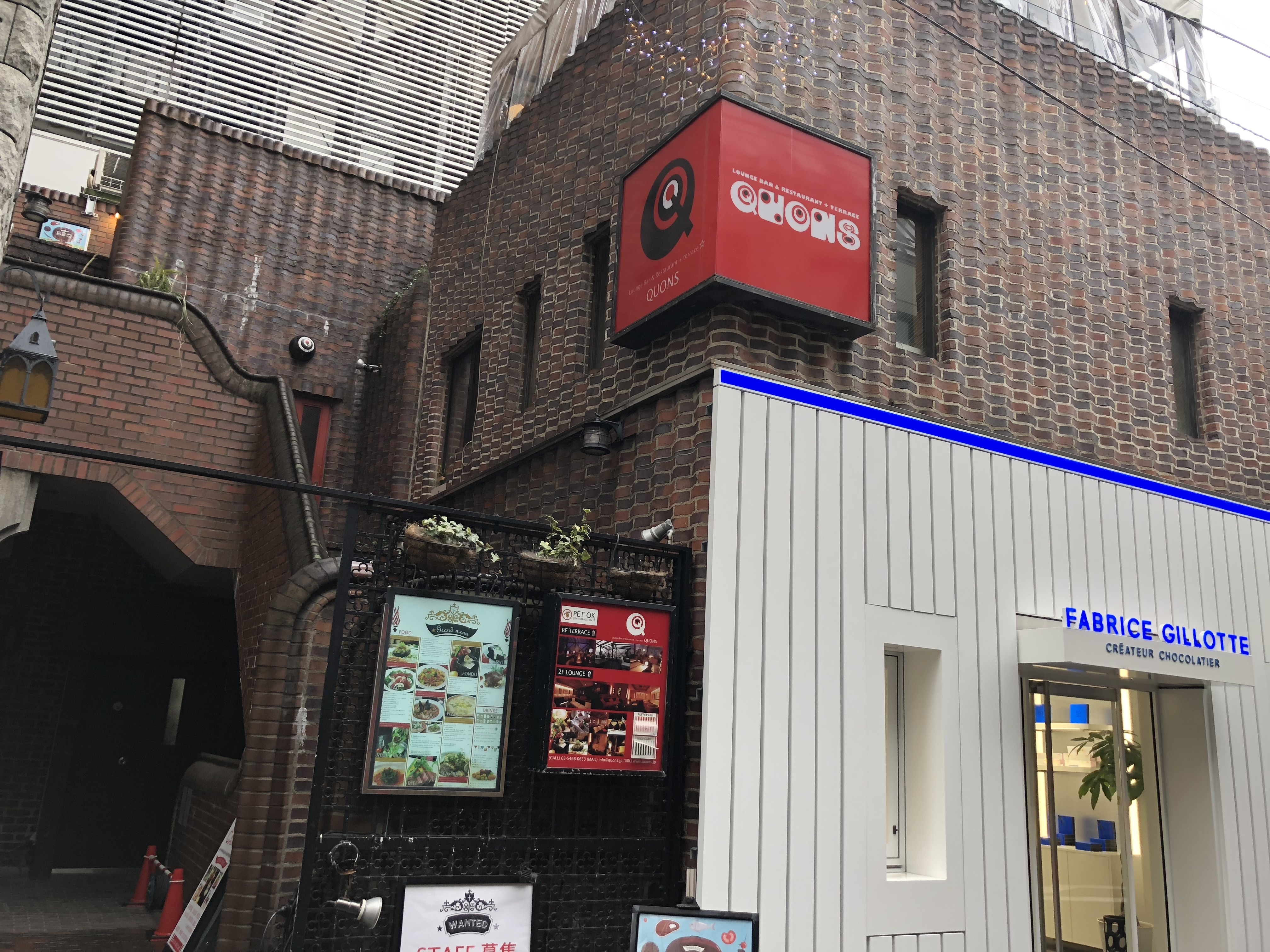 【表参道駅4分】イベントに最適 青山通りから1本入った場所にある赤煉瓦物件（2F）