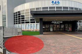 【そよら湘南茅ヶ崎】キッチンカーに最適なショッピングモール入口テラスのレンタルスペース(キッチンカーA)