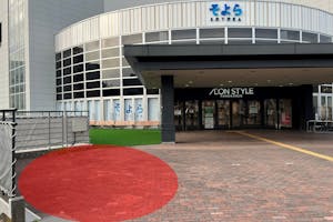 【そよら湘南茅ヶ崎】キッチンカーに最適なショッピングモール入口テラスのレンタルスペース(キッチンカーA)