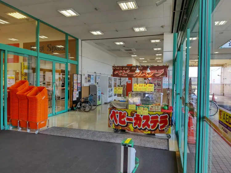 【プライスカット大和小泉】プロモーションに利用可能なバッティングセンター側の風除室スペース