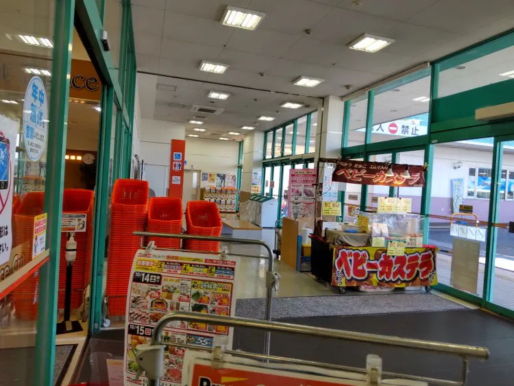 【プライスカット大和小泉】プロモーションに利用可能なバッティングセンター側の風除室スペース