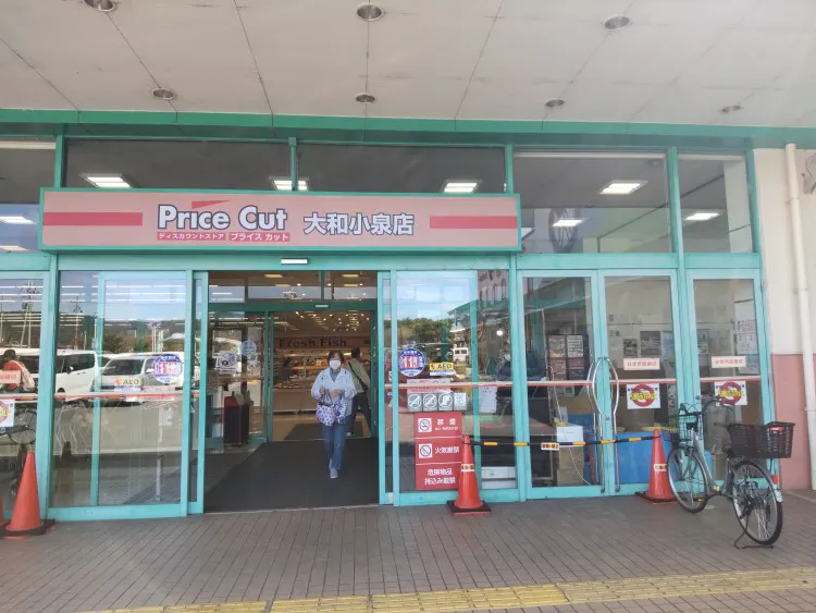 【プライスカット大和小泉】プロモーションに利用可能なバッティングセンター側の風除室スペース