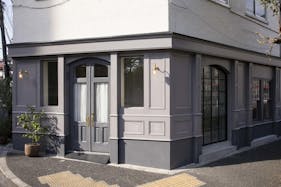 【代官山駅8分】ギャラリーや展示会に適した白×ライトグレーのモダンなイベントスペース