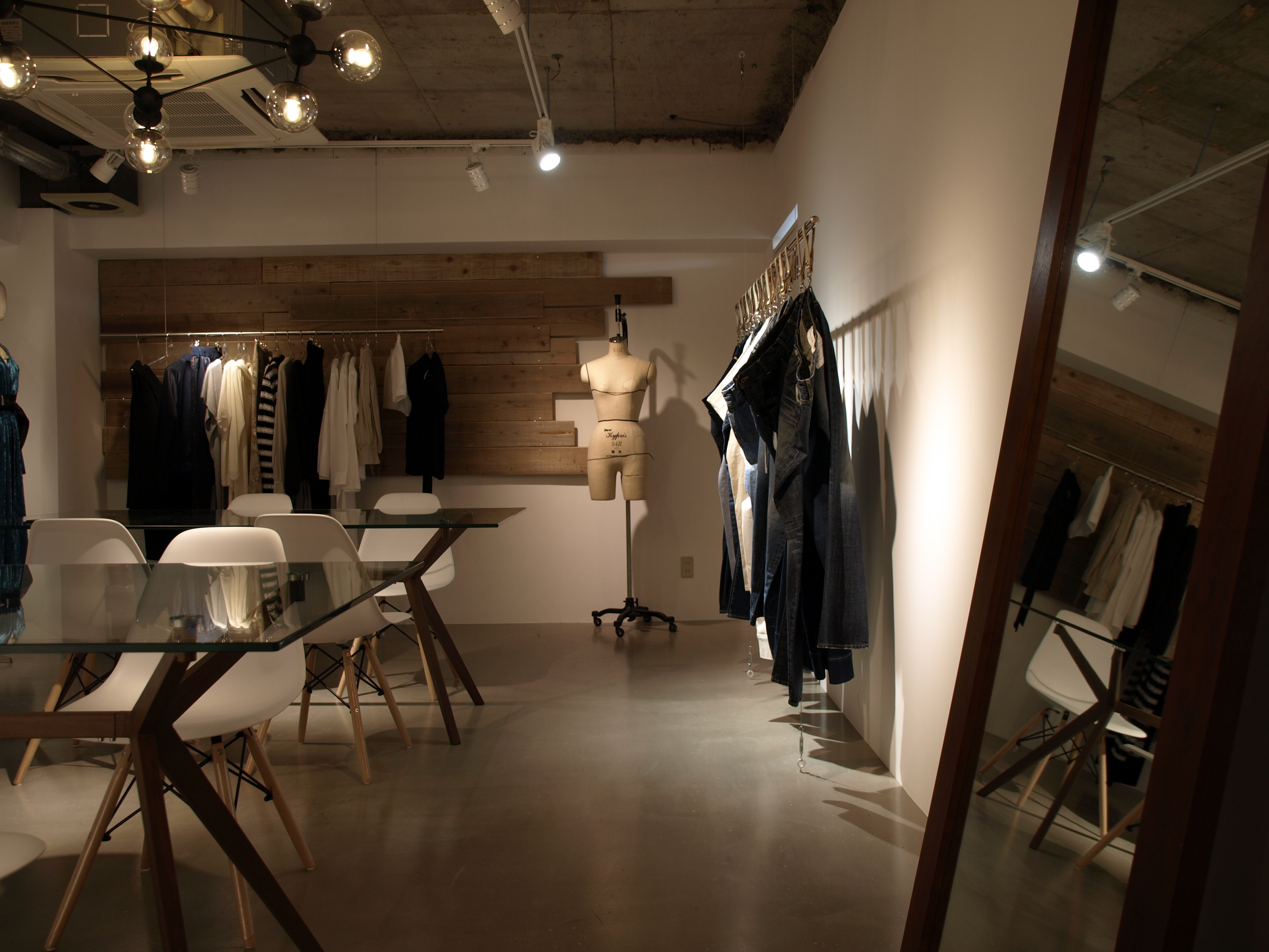 天井から展示物をつるすことも可能。