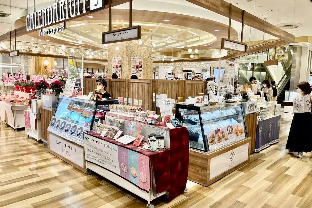 【国分寺マルイ】1階 カレンダリウムF03【食物販・物販】国分寺駅改札から徒歩1分。駅直結でガラス張りで外からも視認性抜群です。テーマ・企画型のイベントに最適です。