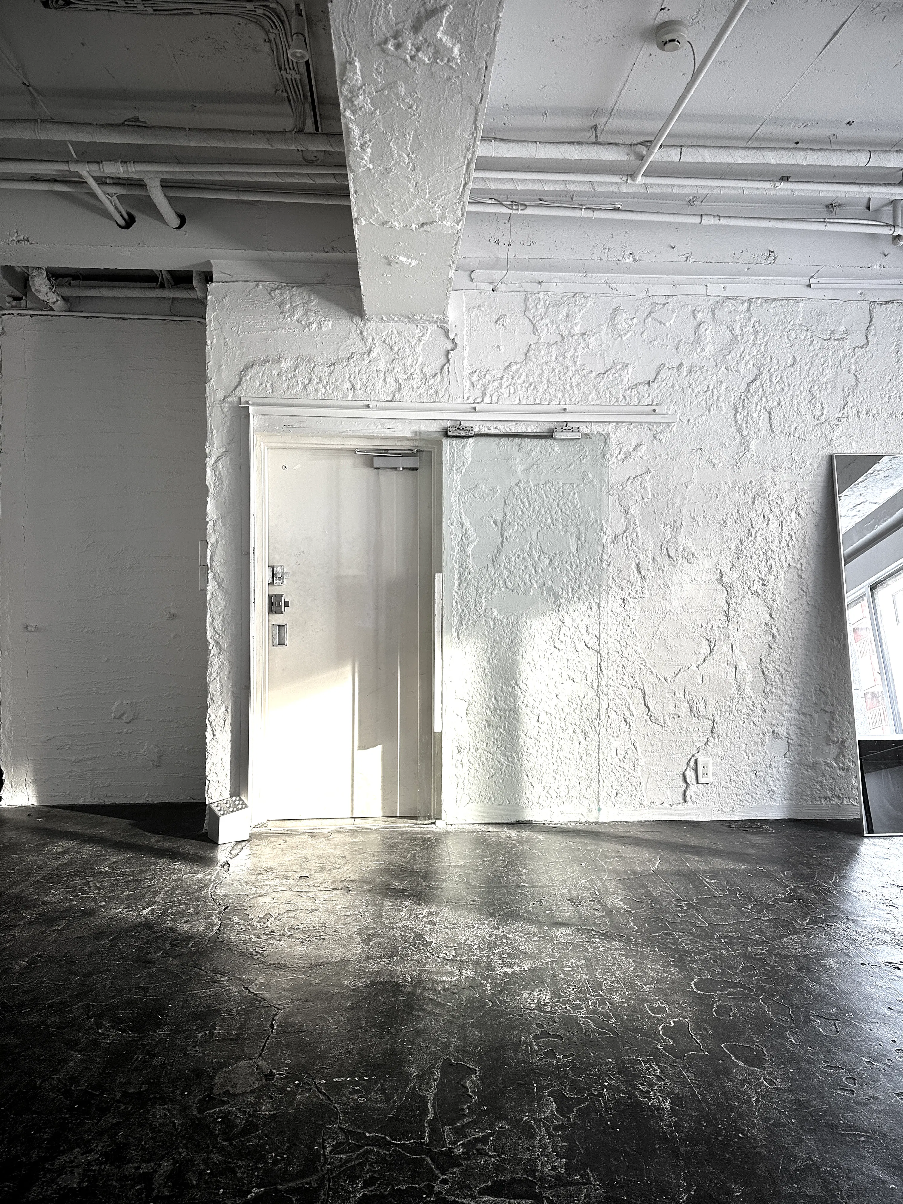 【渋谷駅6分/3F】展示会やアパレルのPOPUPなどに最適な明るい白い内装の稼働壁が便利なスペース