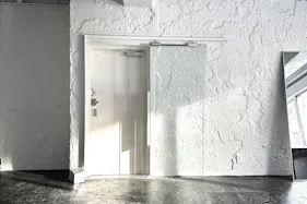 【渋谷駅6分/3F】展示会やアパレルのPOPUPなどに最適な明るい白い内装の稼働壁が便利なスペース
