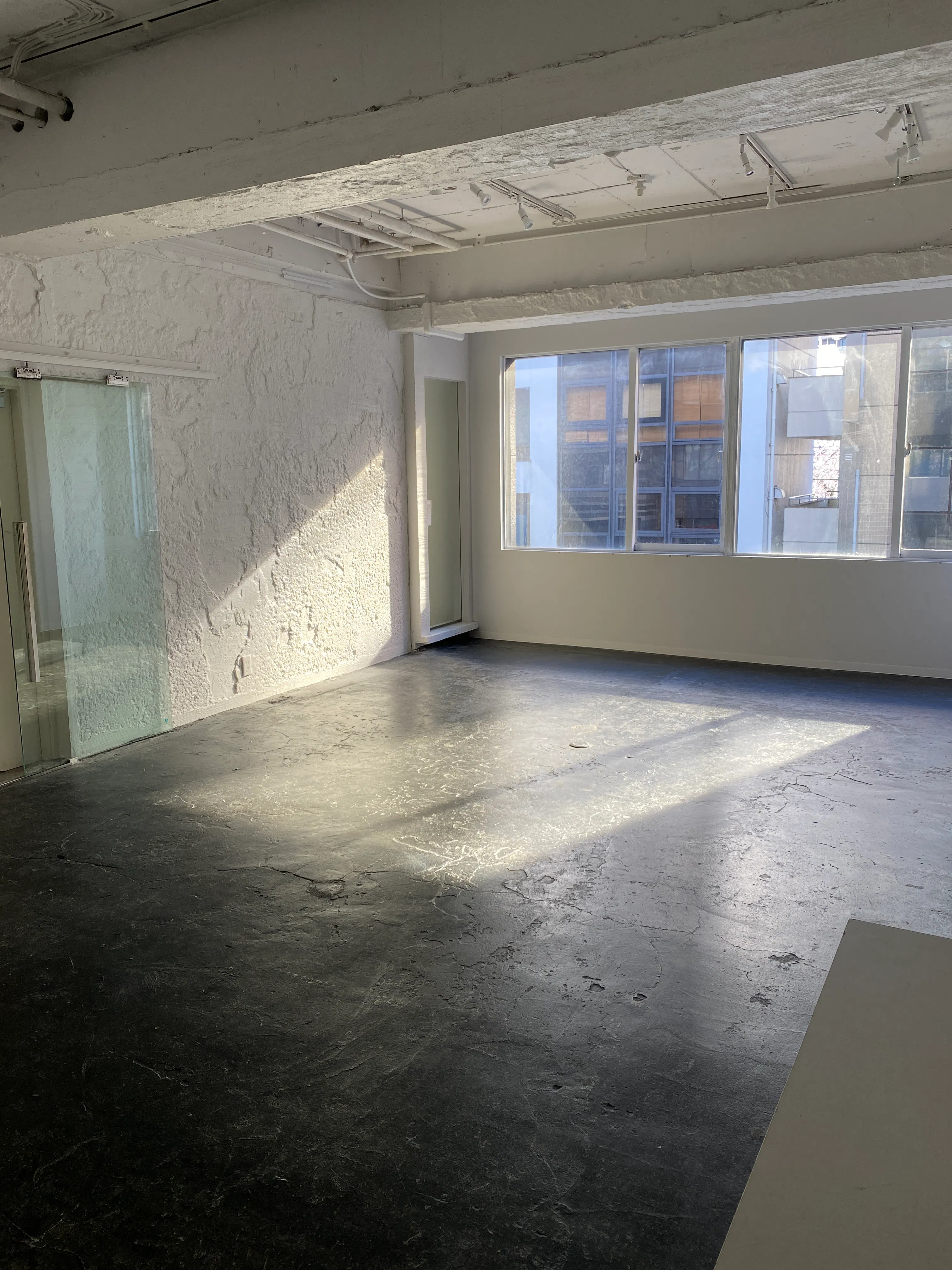 【渋谷駅6分／3F】展示会やアパレルのPOPUPなどに最適な明るい白い内装の稼働壁が便利なスペース
