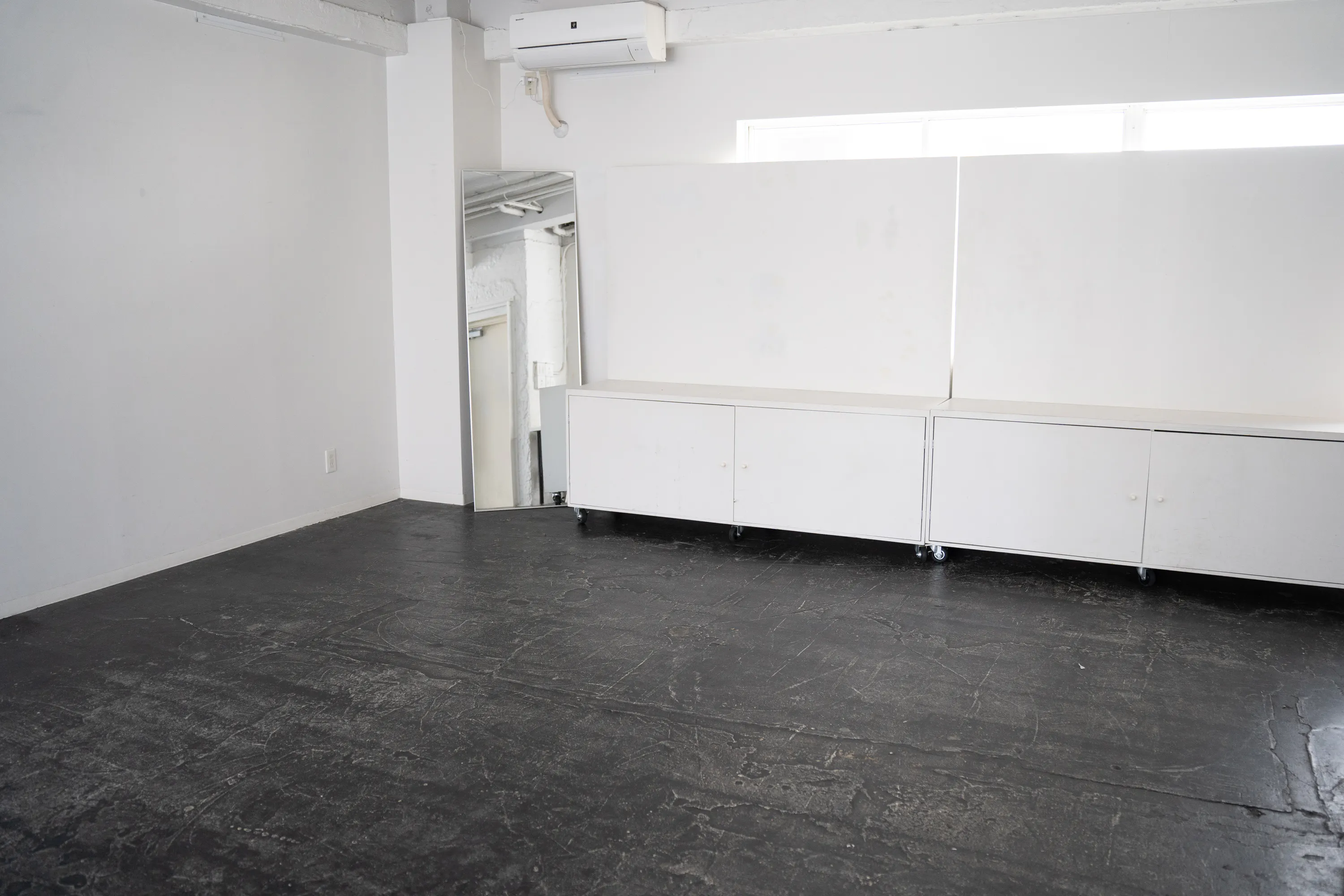 【渋谷駅6分/3F】展示会やアパレルのPOPUPなどに最適な明るい白い内装の稼働壁が便利なスペース
