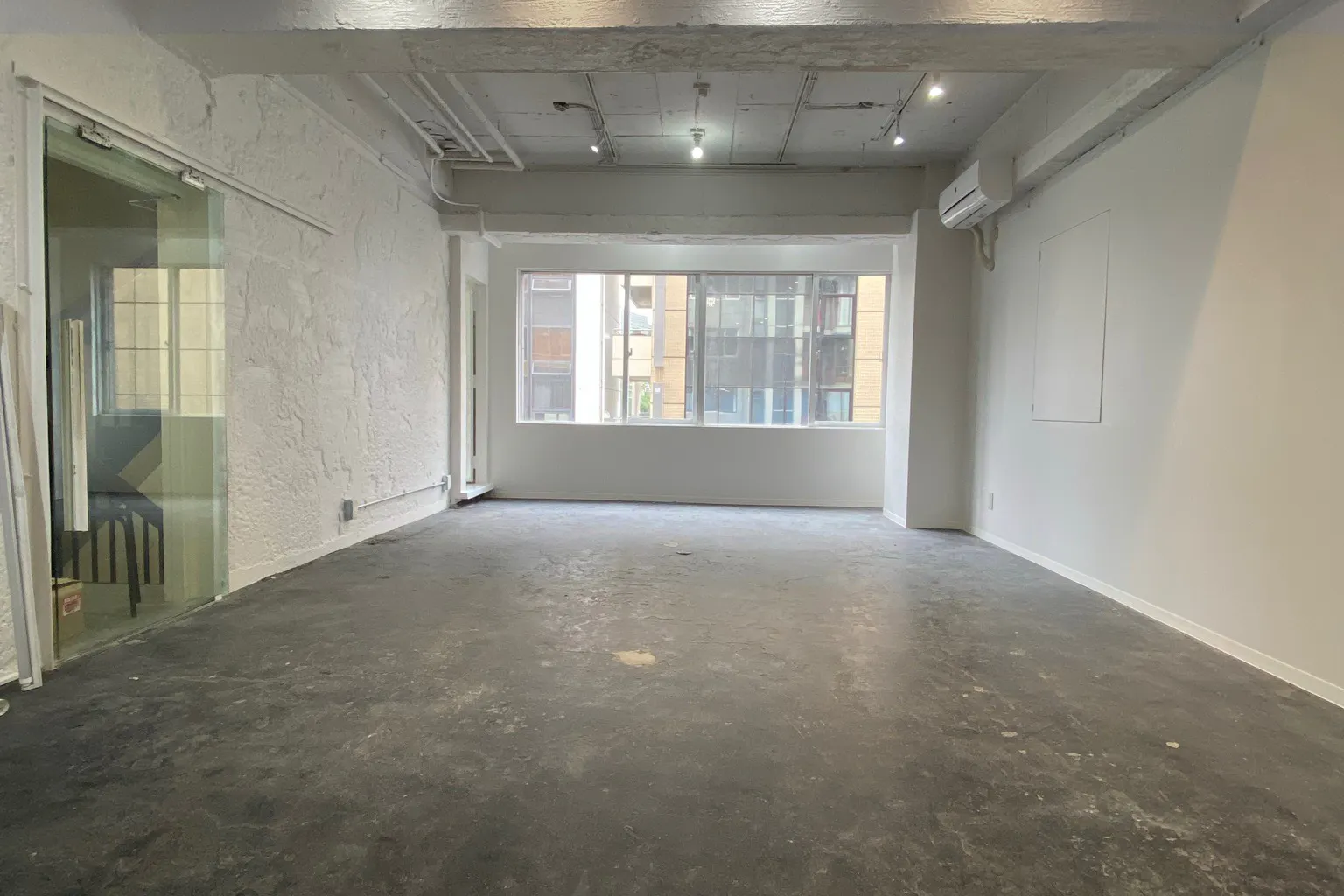 【渋谷駅6分/3F】展示会やアパレルのPOPUPなどに最適な明るい白い内装の稼働壁が便利なスペース