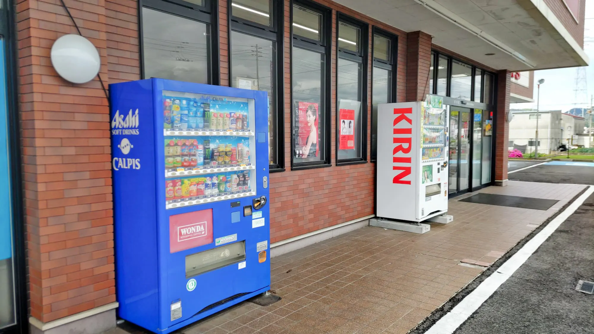 【明屋書店川之江店】三島川之江IC近くの好立地でプロモーションや販売イベントに最適！交通量が多い地域一番の大型書店の軒下催事スペース