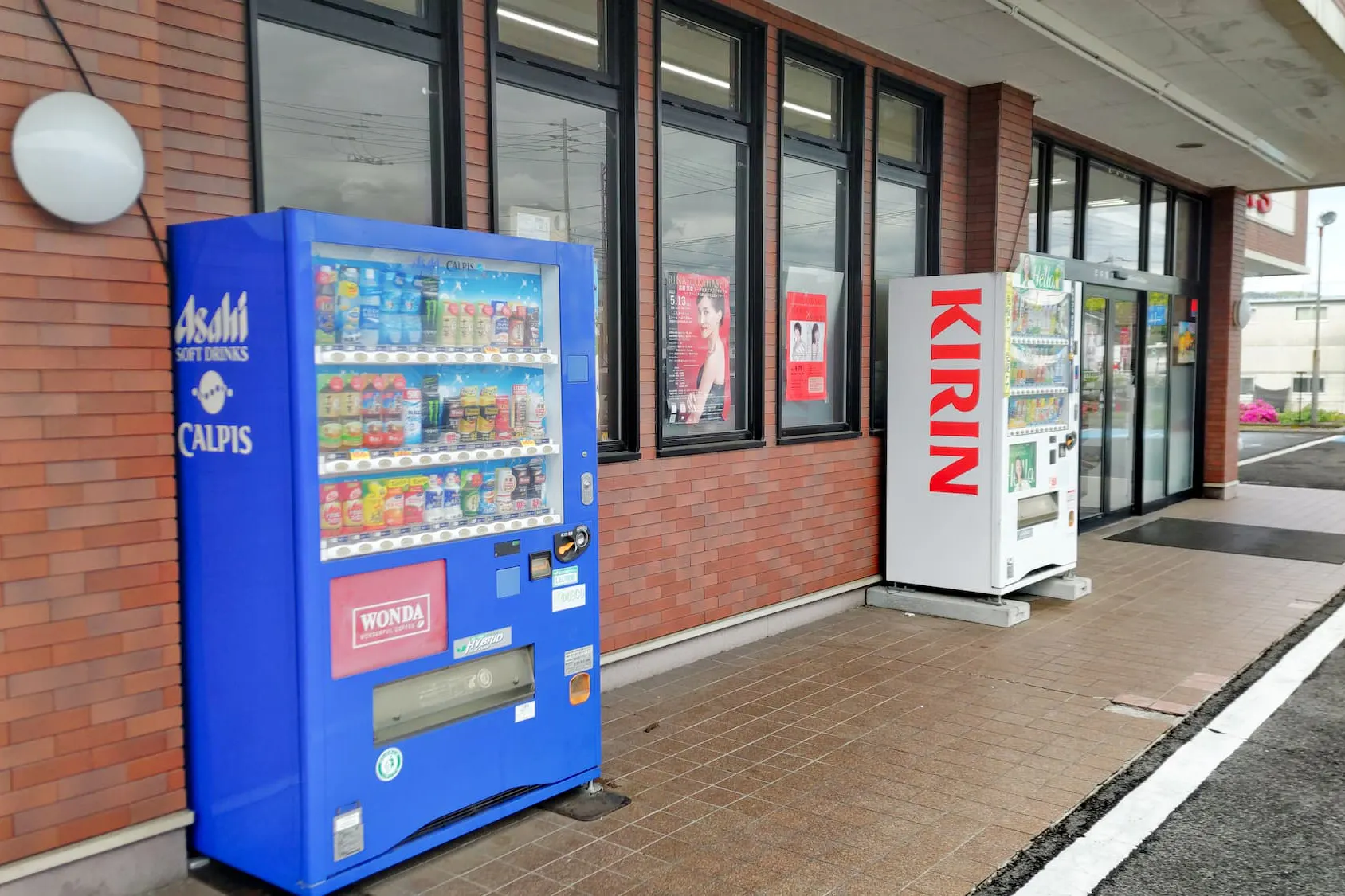 【明屋書店川之江店】三島川之江IC近くの好立地でプロモーションや販売イベントに最適!交通量が多い地域一番の大型書店の軒下催事スペース