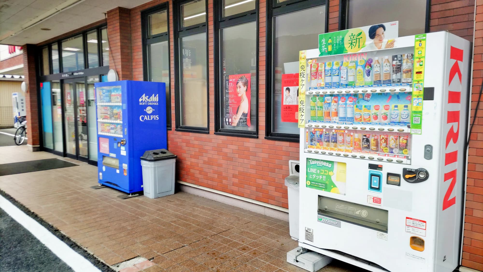 【明屋書店川之江店】三島川之江IC近くの好立地でプロモーションや販売イベントに最適！交通量が多い地域一番の大型書店の軒下催事スペース