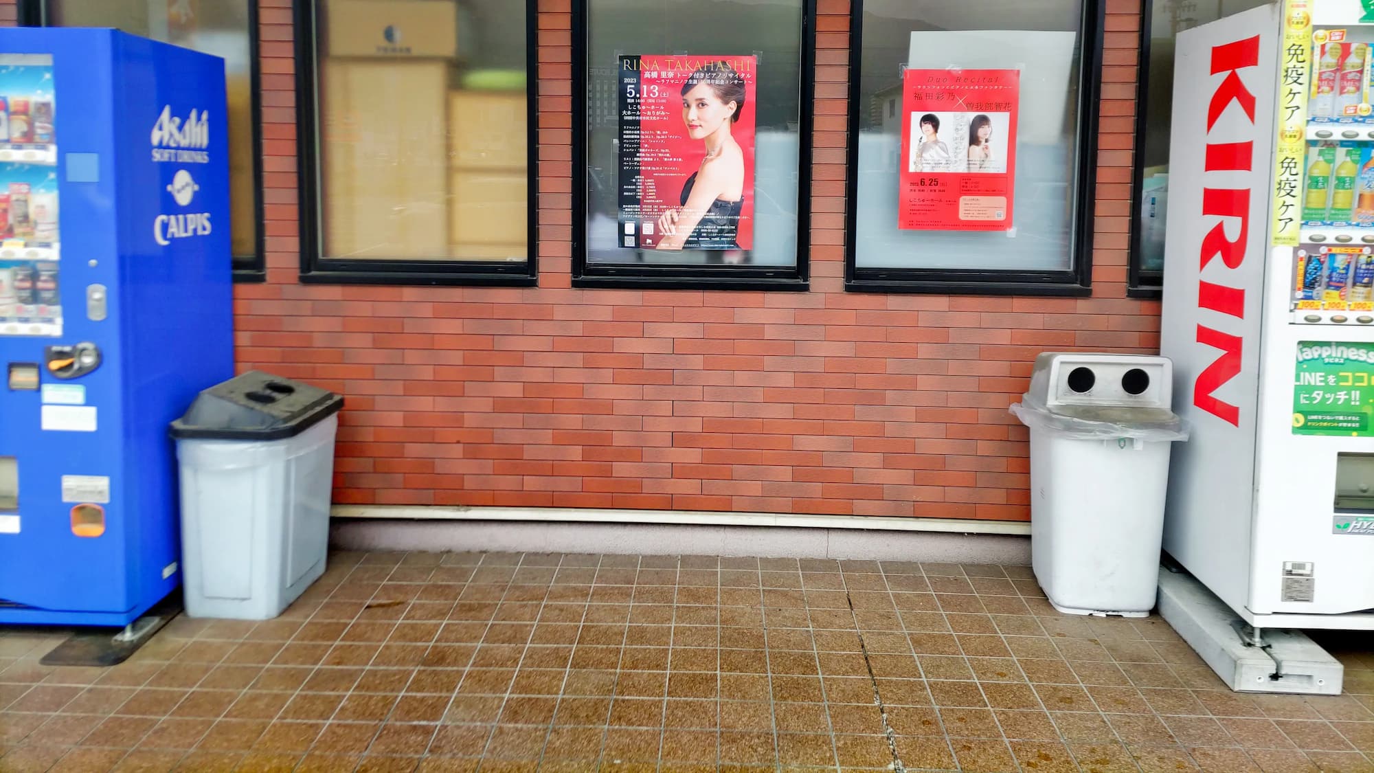 【明屋書店川之江店】三島川之江IC近くの好立地でプロモーションや販売イベントに最適！交通量が多い地域一番の大型書店の軒下催事スペース