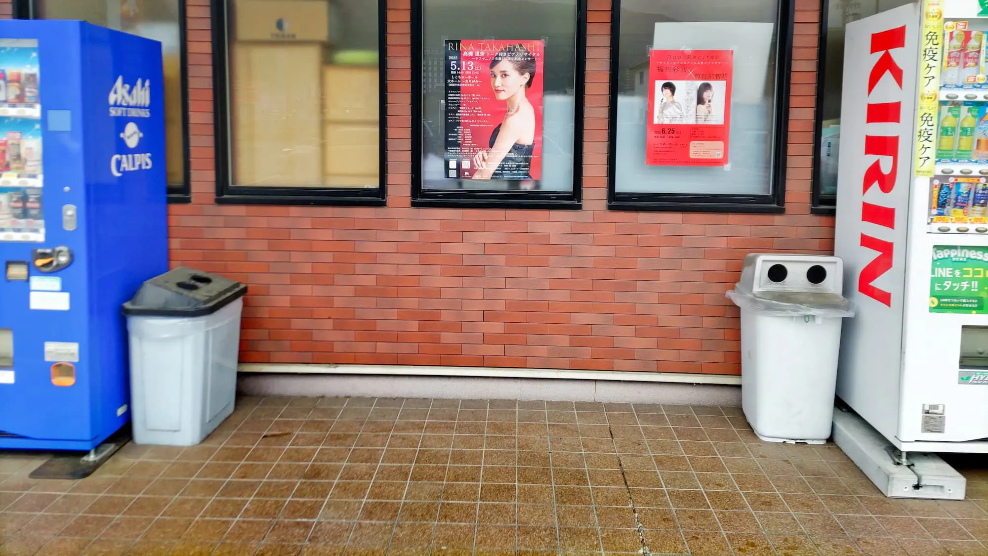 【明屋書店川之江店】三島川之江IC近くの好立地でプロモーションや販売イベントに最適！交通量が多い地域一番の大型書店の軒下催事スペース