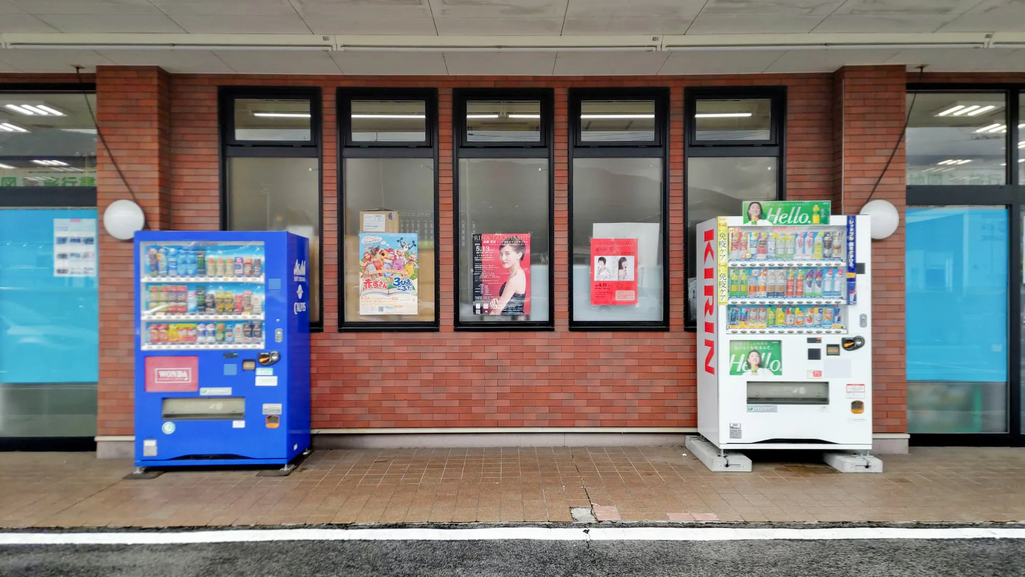 【明屋書店川之江店】三島川之江IC近くの好立地でプロモーションや販売イベントに最適!交通量が多い地域一番の大型書店の軒下催事スペース