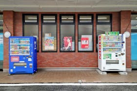 【明屋書店川之江店】三島川之江IC近くの好立地でプロモーションや販売イベントに最適!交通量が多い地域一番の大型書店の軒下催事スペース