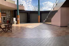 【イオンタウン水戸南】車両展示や大型イベントに最適なエスカレーター横の広々イベントスペース