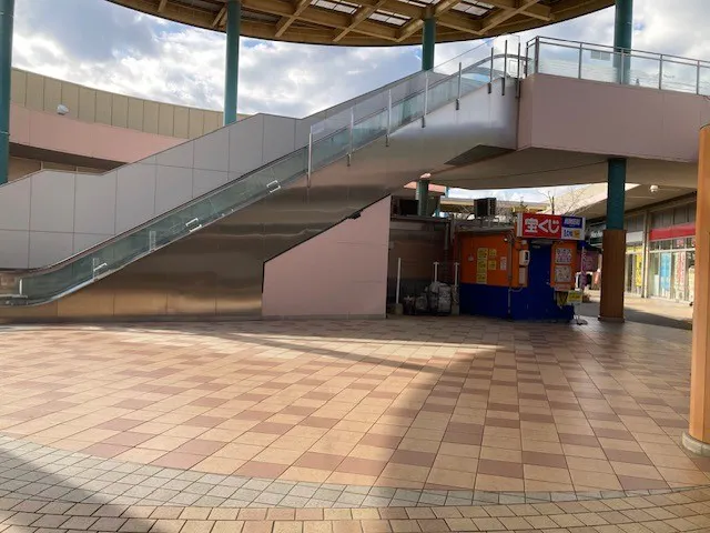 【イオンタウン水戸南】車両展示や大型イベントに最適なエスカレーター横の広々イベントスペース