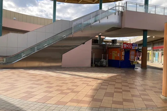 【イオンタウン水戸南】車両展示や大型イベントに最適なエスカレーター横の広々イベントスペース