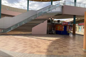 【イオンタウン水戸南】車両展示や大型イベントに最適なエスカレーター横の広々イベントスペース