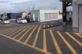 【ダイナム愛知小坂井店ゆったり館】キッチンカー出店に最適なアミューズメント施設のイベントスペース(めん六側出入口付近)