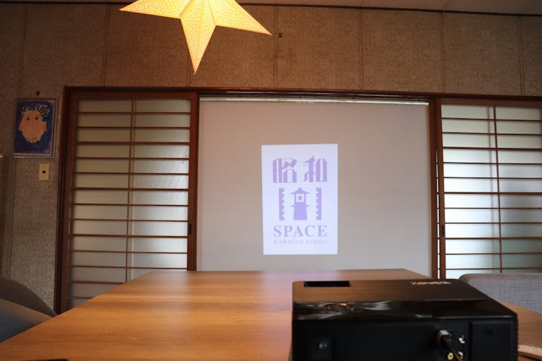 ロールカーテンがプロジェクタースクリーンとして利用可能