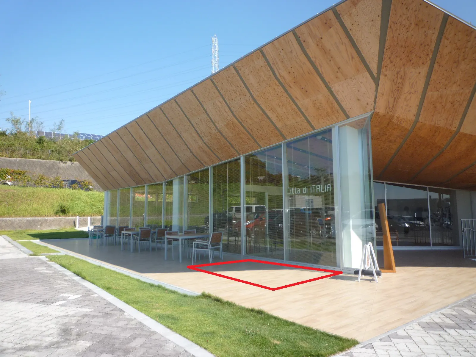 【既設阿久比下りパーキングエリア】PRイベントに利用可能な食堂横のデッキスペース