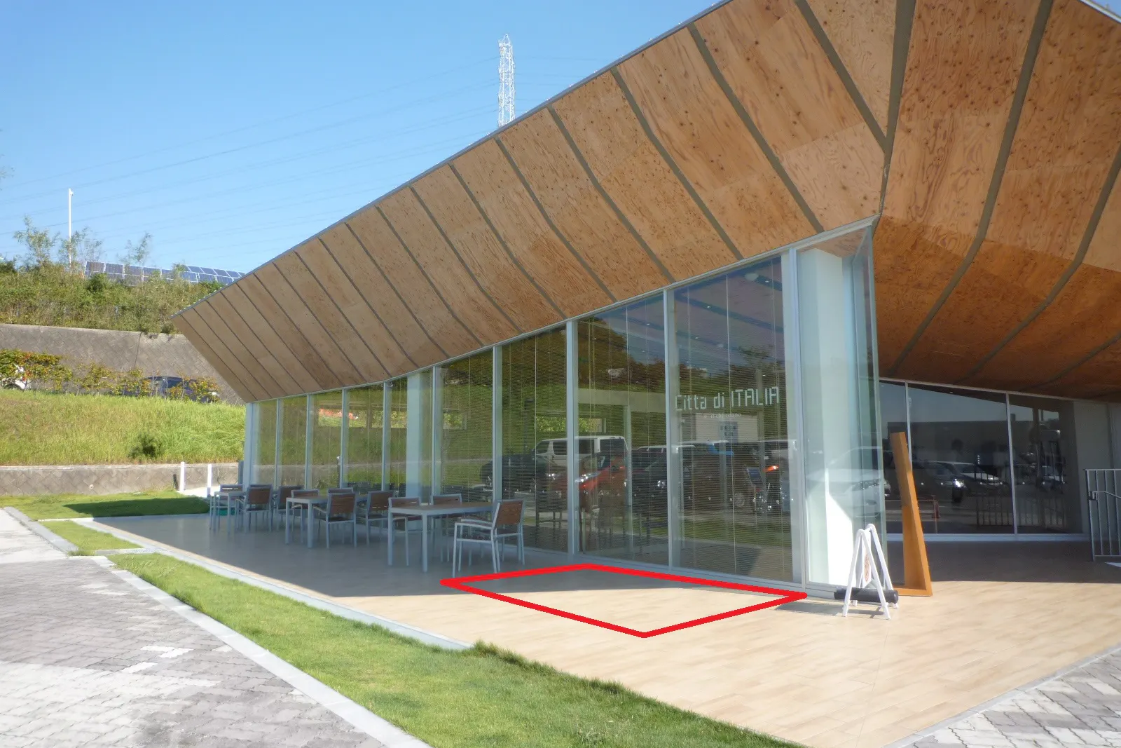 【既設阿久比下りパーキングエリア】PRイベントに利用可能な食堂横のデッキスペース