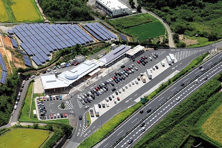 【既設阿久比下りパーキングエリア】PRイベントに利用可能な食堂横のデッキスペースの画像2