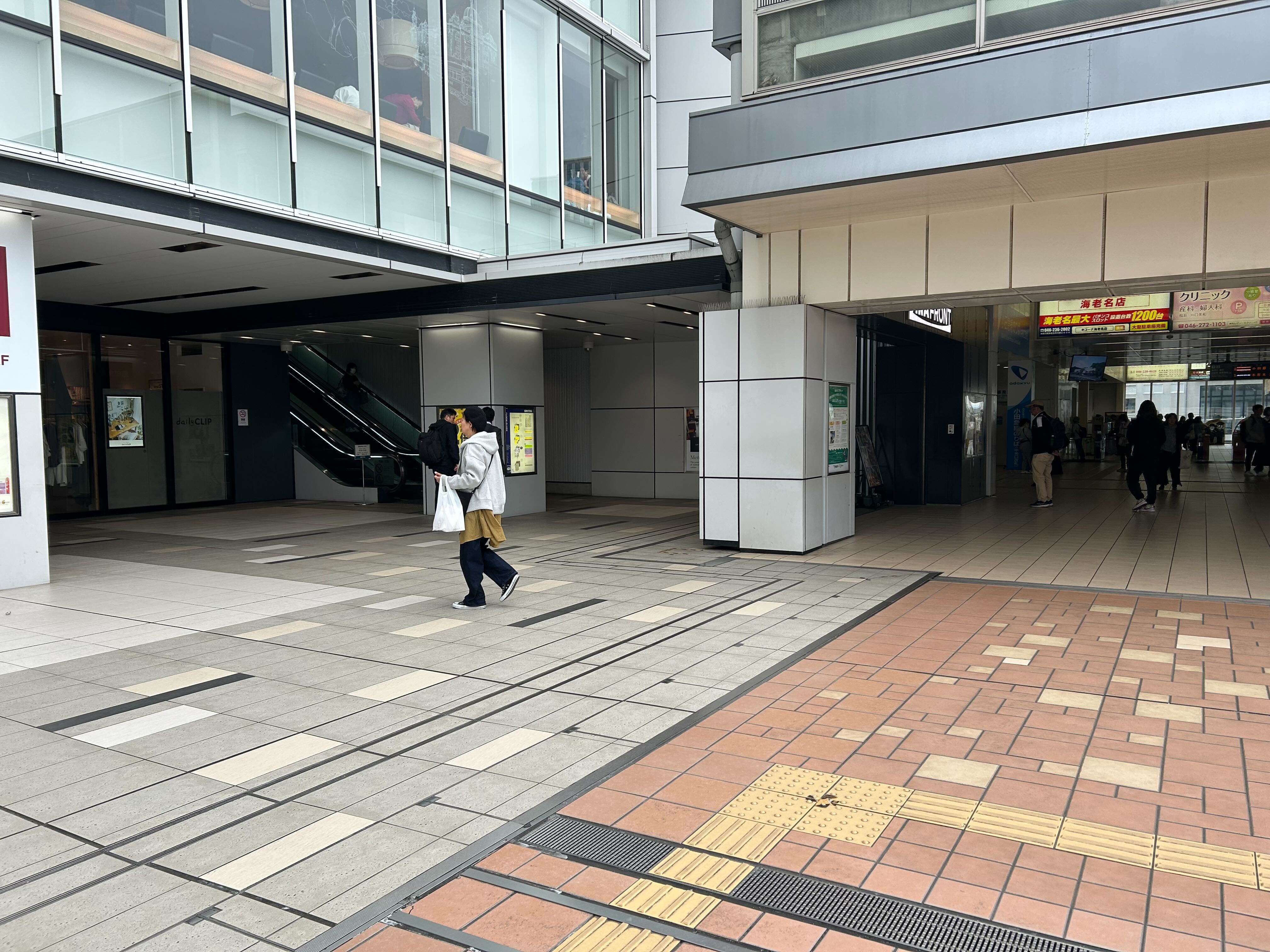 【ビナウォーク】ビナフロント2階入口横