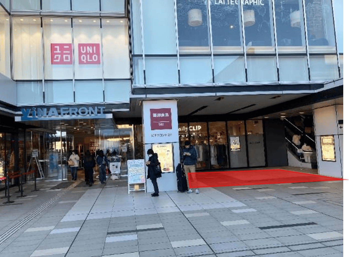 【ビナウォーク】ビナフロント2階入口横の画像