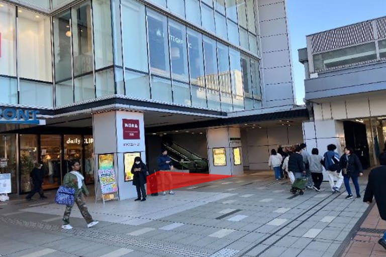 【ビナウォーク】ビナフロント2階入口横の画像2