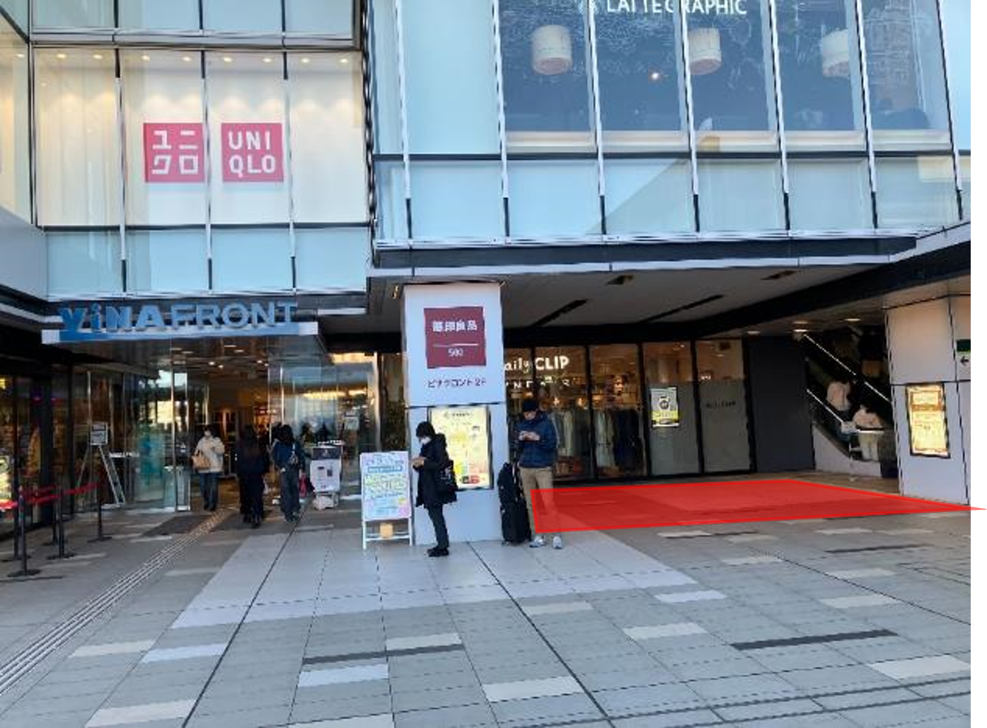 【ビナウォーク】ビナフロント2階入口横