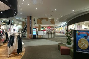 【イオンモール出雲】各種プロモーションや食物販のポップアップストアに最適なもめんコート吹き抜け横のレンタルスペース