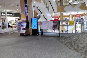 【イオンモール出雲】各種プロモーションや食物販のポップアップストアに最適なもめんコート吹き抜け横のレンタルスペース