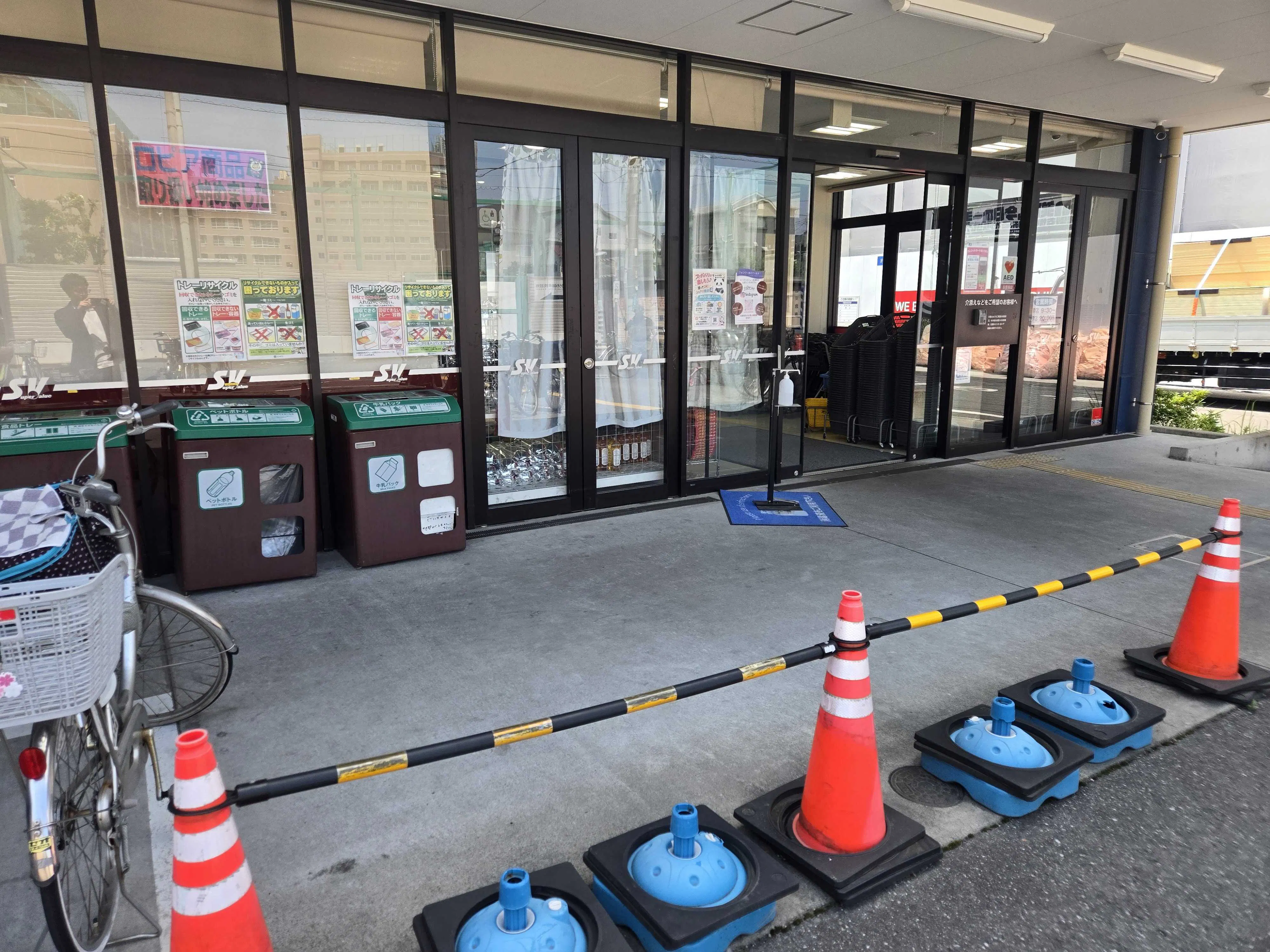 【スーパーバリュー 南浦和店】軒下 各種プロモーション、会員獲得イベントに最適なスーパーマーケットの屋外催事イベントスペース