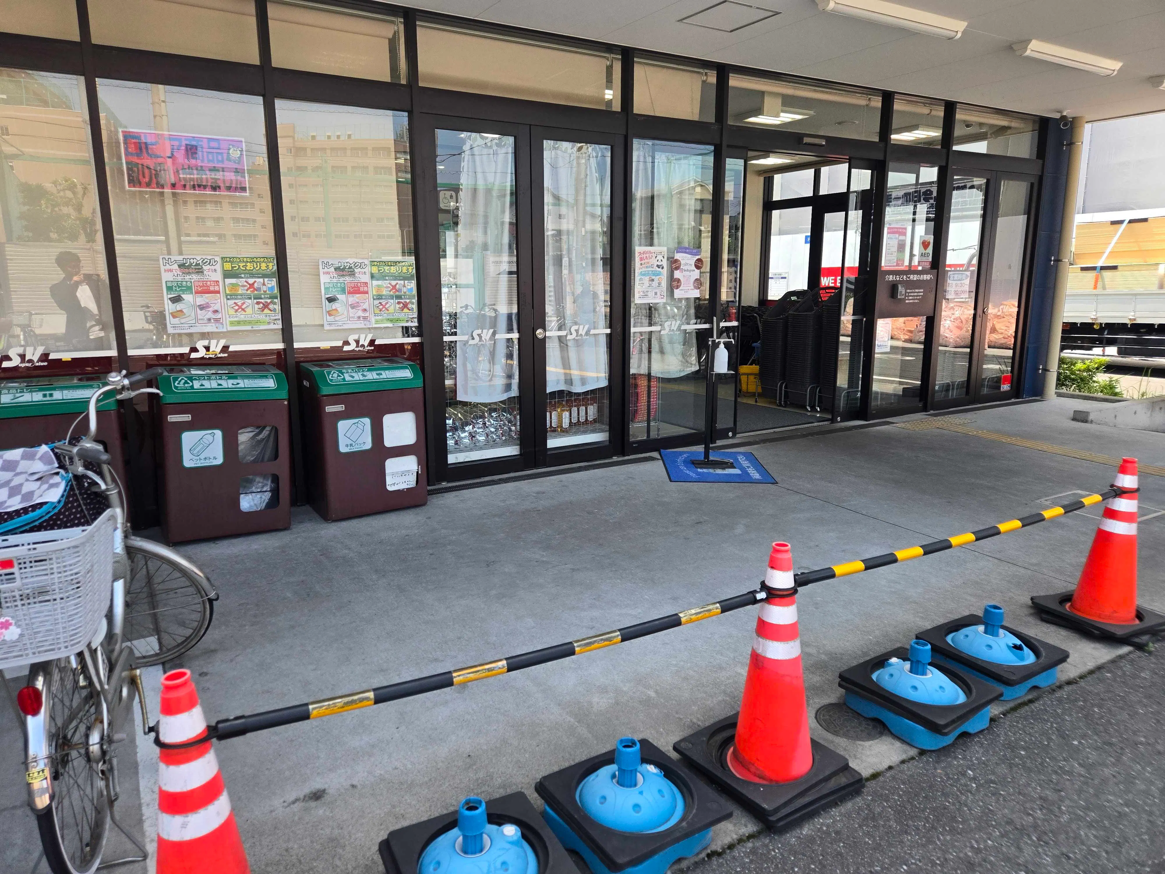 【スーパーバリュー 南浦和店】軒下 各種プロモーション、会員獲得イベントに最適なスーパーマーケットの屋外催事イベントスペース