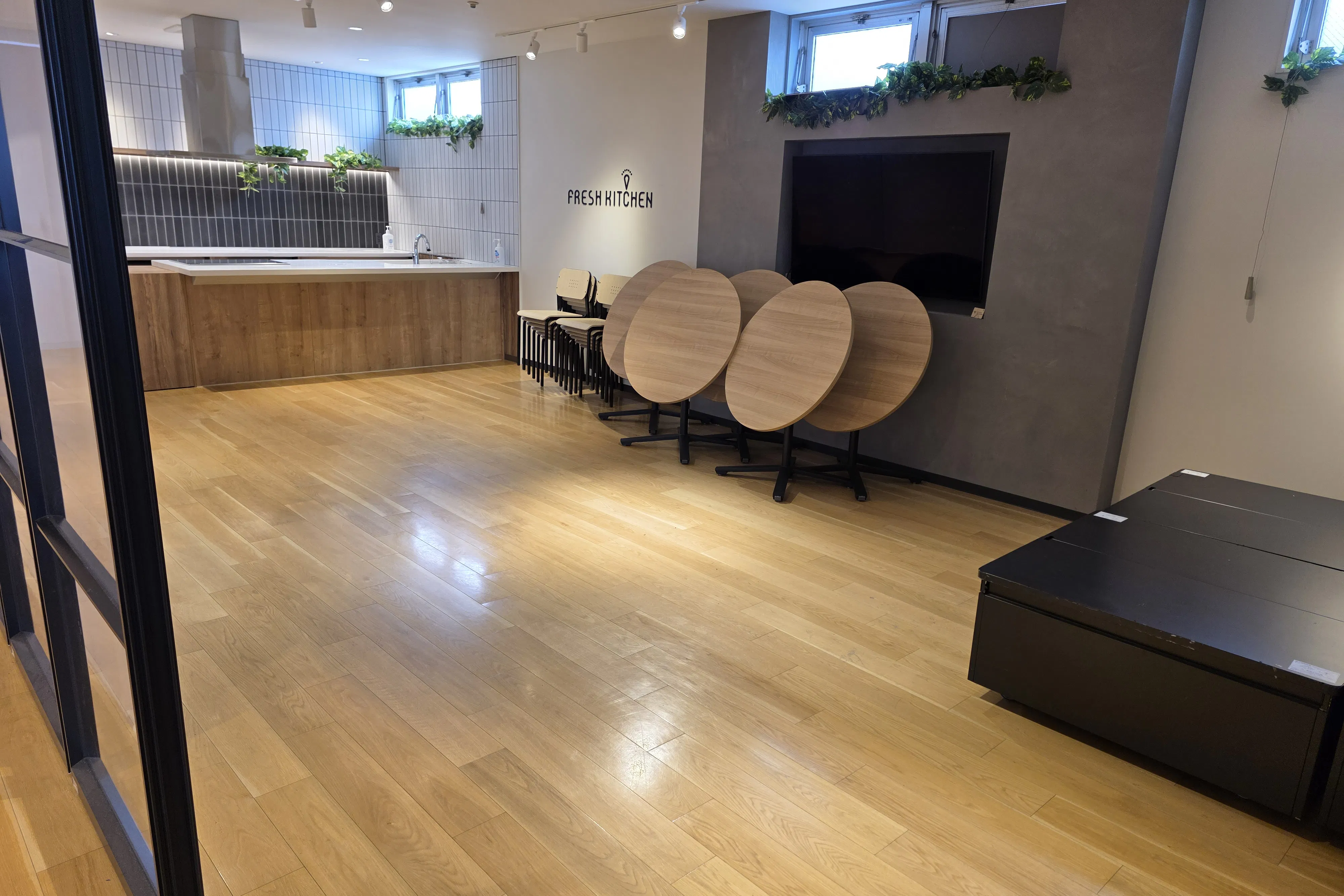 【駿河屋アスモ店】レンタルキッチンまたは小規模の会議・ミーティングに最適な2階イベントスペース