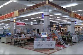 【イオンスーパーセンター栗原志波姫店】プロモーションや物販に最適なフードコート北側のイベントスペース