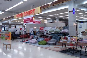 【イオンスーパーセンター栗原志波姫店】プロモーションや物販に最適なフードコート北側のイベントスペース