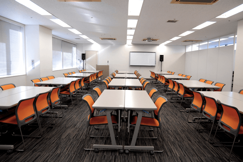 【三越前駅5分】高級感漂う明るい7階貸会議室