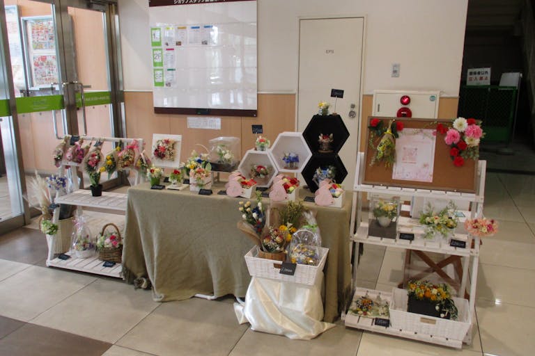 【エルミこうのすショッピングセンター/鴻巣駅直結】プロモーションや食物販に最適な駅直結ショッピングモール1階にある公園側入口横のイベントスペースの画像2