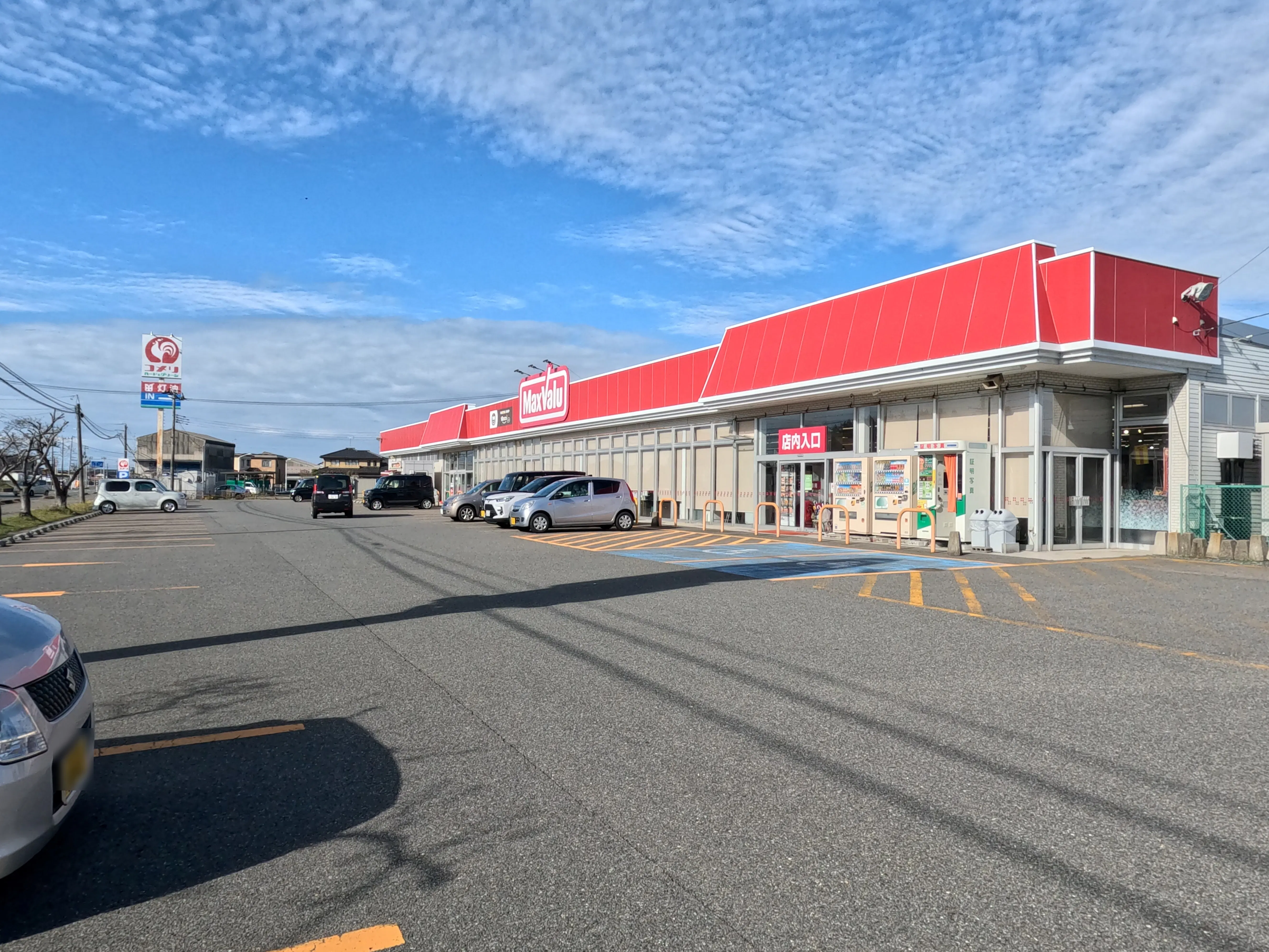 【マックスバリュ平田店】各種プロモーションイベントに最適な店舗出入口横にあるイベントスペース